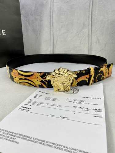 宽度4.0Cm Versace 范思哲 此款Palazzo腰带采用牛皮革面料制作，并饰有Le Pop Classique图案印花和标志性的美杜莎五金配件。