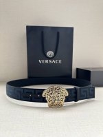 带宽3.8Cm Versace 范思哲 此款缎带腰带风格十分休闲，饰有标志性希腊回纹图案，可搭配休闲单品或高腰正装。 闭合式佩戴 希腊回纹图案 材质：100%聚