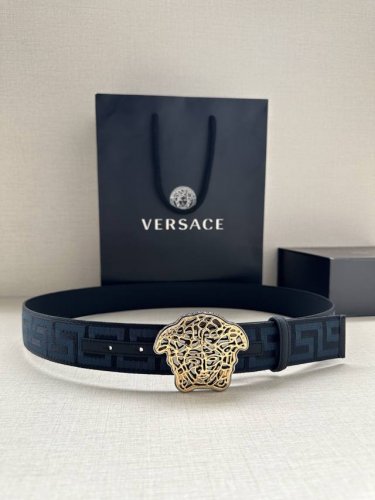 带宽3.8Cm Versace 范思哲 此款缎带腰带风格十分休闲，饰有标志性希腊回纹图案，可搭配休闲单品或高腰正装。 闭合式佩戴 希腊回纹图案 材质：100%聚