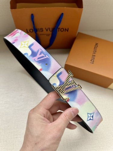 特 4.0宽:Lv Initiales Damier Stripes 双面腰带选取 Damier Stripes 帆布和素净牛皮革，搭配菱形古金 古白搭扣，与春