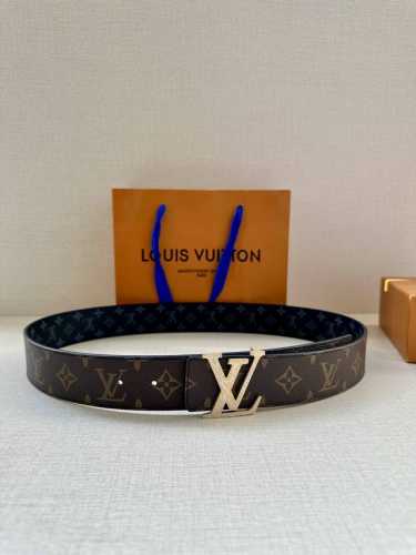 特 4.0宽 Lv Line 双面腰带以 Monogram Eclipse Reverse 帆布和牛皮革展露潮流气息，并将相同色彩理念延续至边染 与当季鞋履搭配