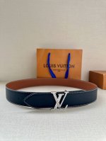 特 4.0宽 本款 Lv Shield 双面腰带出自 秋冬时装秀 字母与 Monogram 花卉，展现西部牛仔的灵感启发。双重缝线穿梭于皮革内外两侧，成就多种造