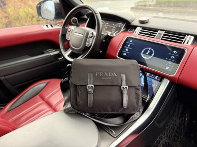 高端货 最新款 “ Prada ”普拉达单肩包普拉达邮差包手提斜挎包 字母Logo徽标可调节肩带Saffiano皮革邮差包单肩斜挎包 男款 黑色 尼龙和Saff