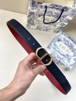 特 宽度3.5Cm Dior这款腰带扣采用“Cd”标志造型，以金属覆层黄铜精心打造。可与各式35毫米腰带搭配，提升格调，打造优雅精致的造型。 牛皮革双面腰带融合