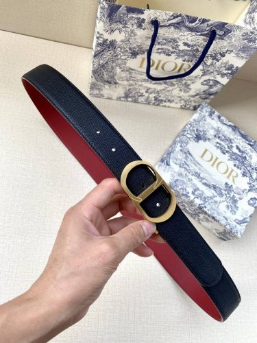 特 宽度3.5Cm Dior这款腰带扣采用“Cd”标志造型，以金属覆层黄铜精心打造。可与各式35毫米腰带搭配，提升格调，打造优雅精致的造型。 牛皮革双面腰带融合