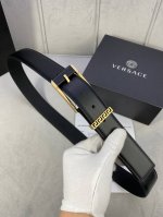 宽度3.5Cm 范思哲versace 此经典的腰带由柔软的小牛皮制成，配有versace方形扣和精致的金属元素，沿袭古希腊风格。
