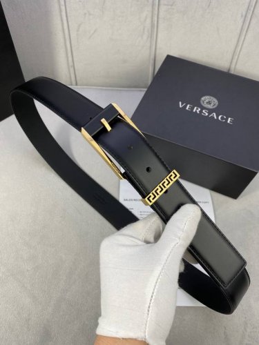 宽度3.5Cm 范思哲versace 此经典的腰带由柔软的小牛皮制成，配有versace方形扣和精致的金属元素，沿袭古希腊风格。