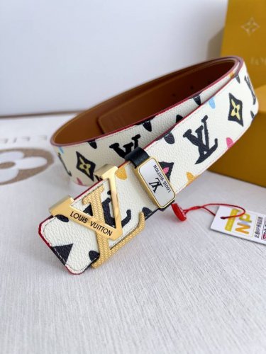 品名： Lv..路易..威登腰带皮带原单 型号：挂扣，经典纯钢材质面字母挂扣，头层牛皮，图片实物拍摄 材料：头层牛皮，挂扣系列，纯钢材质扣头，钯镀电镀工艺永不掉