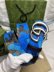 Gg Marmont系列从典藏廓形汲取灵感，呈现双G勾边设计。撞色缝线设计一展品牌精湛技艺。 一面为蓝色和浅蓝色迷彩层压效果Gg字母图案涂层织物，另一面为棕色光