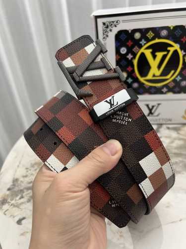 品名：Lv..路易..威登原单 材质：原单牛皮腰带 百分百头层牛皮腰带保证真皮钢扣，专柜原单品质、做工精细，时尚大牌，送人自用首选 包装： 请认准如图专柜包装赠