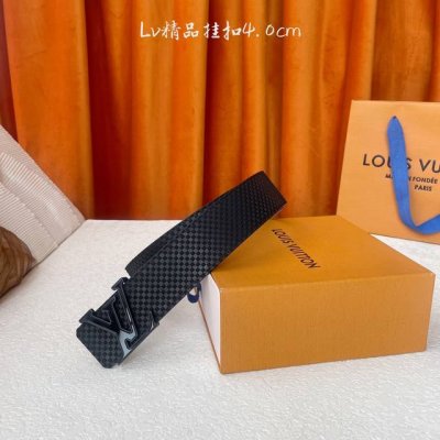 Louis Vuitton ：经典原单品质，一面经典压格一面平纹底，原单精品挂扣，精工制作，细节看图，实物拍摄，高端奢华，宽度4.0Cm