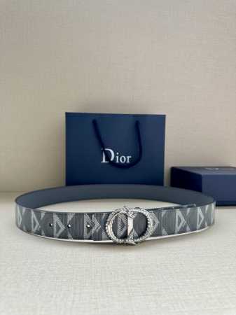 宽度3.5Cm 此款双面设计，一面采用黑色 龙腾Cd Diamond 图案帆布，另一面采用同色调光滑牛皮革。Cd Diamond 图案由马克 博昂 Marc B - 点击图像关闭