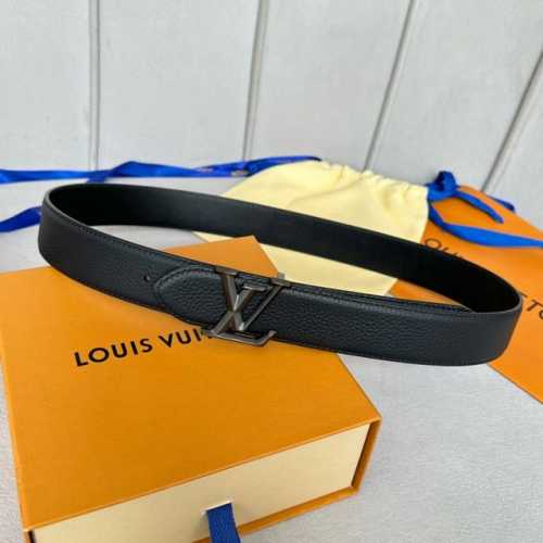 特 P170 寬度：35Mm Lv S-Lock系列 寬度3.5Cm 驢家法國原廠荔枝紋皮料 搭配獨特的大菱形新型掛扣 雙面用