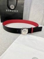宽度：4.0Cm 范思哲 两面荔枝纹腰带饰有标志性的versace美杜莎头像扣，彰显品牌格调。是一款精美的衣橱必备单品。