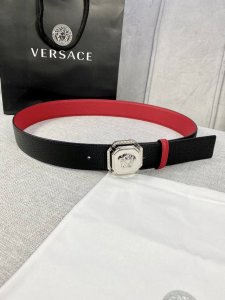 宽度：4.0Cm 范思哲 两面荔枝纹腰带饰有标志性的versace美杜莎头像扣，彰显品牌格调。是一款精美的衣橱必备单品。