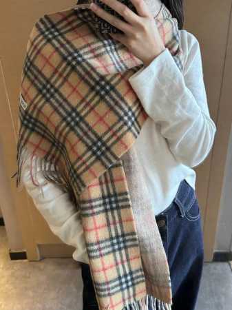 Burberry英伦风典藏款双面围巾 Hk外贸尾单 这才叫真正的家属福利 这款羊绒围巾的面料非常满意~手感真的好到不行寒冬贴脖子围真的舒服软糯又保暖，一面英伦格 - 点击图像关闭