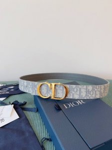 高端品质，实物拍摄 批 配全套礼盒 ：品牌：DIOR 迪奥原厂皮料，奶昔白帆布 灰色牛皮 品质毋庸置疑 没有更好 只有最好 尺寸3.5厘米