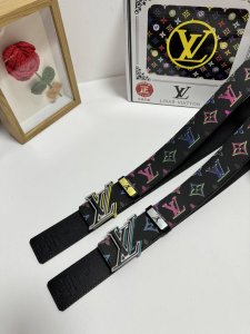 品名：Lv..路易..威登 材质：原单牛皮腰带 百分百头层牛皮腰带保证真皮，24K纯钢扣，专柜原单品质、做工精细，时尚大牌，送人自用首选 包装： 请认准如图专柜