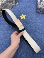 迪奥 3. 5Cm 特 这款 30 Montaigne Avenue 腰带从同名手袋汲取灵感，采用黑色光滑 牛皮革精心制作，质感柔软，设计优雅，饰以富有光泽的新
