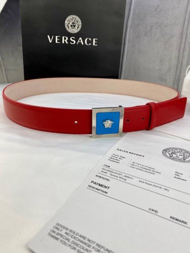 宽度4.0Cm Versaec 饭范思哲 此款时尚平纹腰带由柔软的小牛皮革制成，饰有立体美杜莎搭扣。