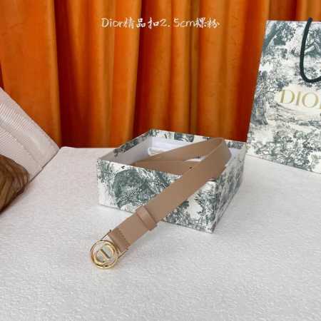 Dior这款腰带采用光滑牛皮革等材质精心制作，搭配富有光泽的金色饰面金属环圈Cd腰带扣提升格调。可与经典西装外套、连衣裙或牛仔裤搭配，彰显隽永高雅的气质。宽2. - 点击图像关闭