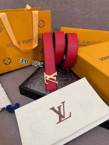 特 Lv女款腰带 全套包装 本款 3.0Cm Lv Initiales 双面腰带以经典之姿成就两式风尚：Monogram 帆布传递闲适惬意，粒面牛皮革流露雅致格