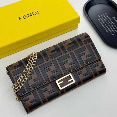 Fendi 621666颜色 黑色 黑棕色尺寸 19*10.5*3.5 Fendi 专柜同步，可肩背专柜品质顶级进口牛皮 海外订制钥匙扣五金 做工油边精湛 - 点击图像关闭
