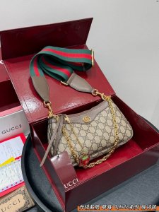 礼盒包装 Gucci新款 草莓Ophidia链条腋下麻将包 搭配可调节长肩带 单肩斜挎 乌木色搭配老花 第一眼看到就知道是下一季小爆款啦 轻便又经典，一年四季都
