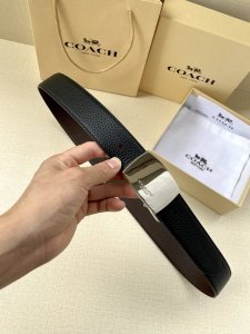 3.7Cm 宽 Coach 这款双面腰带采用运动小牛皮制作，配有经典标志带扣，一款产品，两种外观。其合身度可个性定制，可用剪刀进行剪裁。 Saz D45 Smm