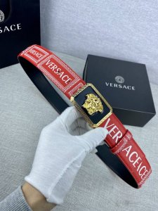 宽度4.0Cm Versace 范思哲 此款palazzo腰带采用牛皮革面料制作 并饰有Le pop Classique图案印花和标志性的美杜莎五金配件