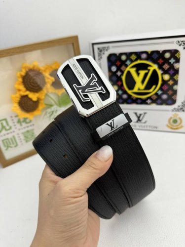 品名：Lv..路易..威登原单 材质：原单牛皮腰带 百分百头层牛皮腰带保证真皮，24K纯钢扣，专柜原单品质、做工精细，时尚大牌，送人自用首选 包装： 请认准如图