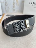 品名：罗意威.Loewe 腰带 皮带 型号：挂扣，纯铜材质亮面挂扣，图片实物拍摄 材料：百分百头层牛皮，保证真皮。24K纯铜扣，永不掉色专柜同等质量， 头层牛皮