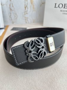 品名：罗意威.Loewe 腰带 皮带 型号：挂扣，纯铜材质亮面挂扣，图片实物拍摄 材料：百分百头层牛皮，保证真皮。24K纯铜扣，永不掉色专柜同等质量， 头层牛皮