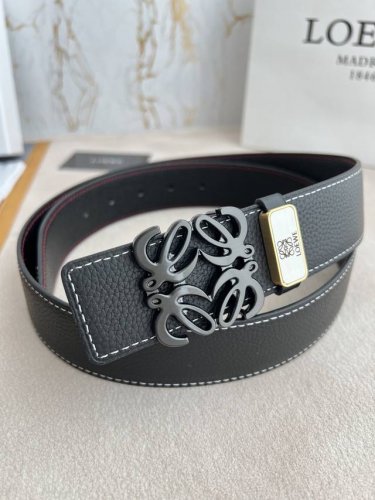 品名：罗意威.Loewe 腰带 皮带 型号：挂扣，纯铜材质亮面挂扣，图片实物拍摄 材料：百分百头层牛皮，保证真皮。24K纯铜扣，永不掉色专柜同等质量， 头层牛皮