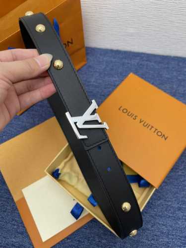 品牌 Lv 3.0Cm 描述 这款饰有lv带扣的腰带配以水牛皮衬里，覆以monogram 牛皮。展现细腻的品牌特质，是牛仔裤的理想配件 Lv字母带扣 Monog