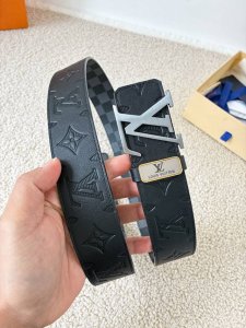 品名： Lv..路易..威登腰带皮带原单 型号：挂扣，经典纯钢材质挂扣，头层牛皮，图片实物拍摄 材料：头层牛皮，挂扣系列，纯钢材质扣头，钯镀电镀工艺永不掉色。原