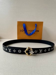 lv 双面腰带取材缝线皮革和 小黑花 小白花帆布，以尖瓣 Monogram 花卉搭扣映衬榄尖形腰带末端，为纤细设计注入柔美风情。