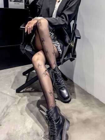 配包装 一盒一双 Chanel香奈儿爆款双C印胶丝袜 好看到爆炸 欧美大牌丝袜 潮人秋冬必备单品 ，搭配起来超高逼格 ，时髦度爆表啊啊啊啊～～推荐推荐推荐～～必 - 点击图像关闭