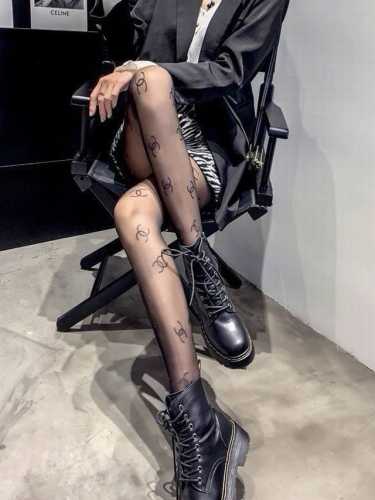 配包装 一盒一双 Chanel香奈儿爆款双C印胶丝袜 好看到爆炸 欧美大牌丝袜 潮人秋冬必备单品 ，搭配起来超高逼格 ，时髦度爆表啊啊啊啊～～推荐推荐推荐～～必