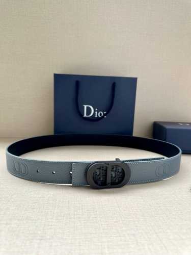 特 Dior 这款 35毫米双面腰带结合典雅气质与摩登风范。一面则采用迪奥灰粒面牛皮革，另一面则采用同色调压花 Cd Icon 标志。长度可调节，可搭配各式 3