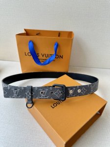 3.0宽 Lv D-Ring 腰带以 Monogram 丹宁布重绎源自 6 年的经典设计，巧妙融汇摩登笔触与功能元素，可为各式造型注入闲雅意趣。耀目针式搭扣点睛