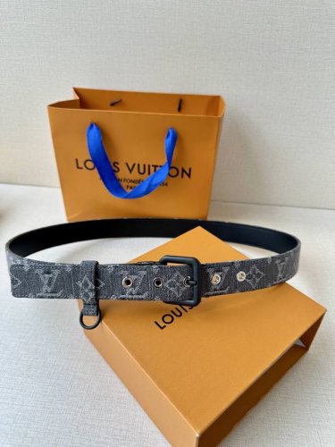 3.0宽 Lv D-Ring 腰带以 Monogram 丹宁布重绎源自 6 年的经典设计，巧妙融汇摩登笔触与功能元素，可为各式造型注入闲雅意趣。耀目针式搭扣点睛