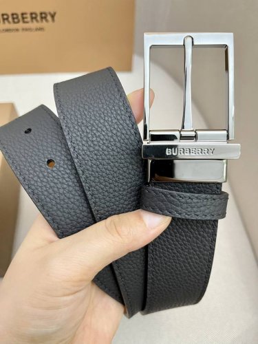 Burberry-巴宝莉！男士专柜对版金属扣，头层牛皮双面外用腰带，商务通勤休闲场合均适合佩戴。3.5Cm