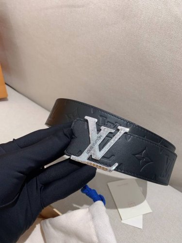 男士Lv路易威登皮带 男士经典牛皮腰带 搭配316精钢 针扣镌刻字母Lv扣头 宽:4.0