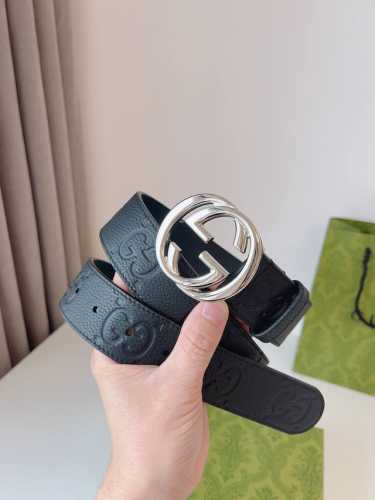 Gucci 新款圆形互扣式双G搭扣，配饰和成衣单品继续焕新演绎和呈现品牌经典细节。风格简而不失其华；适合各种穿搭风格。皮带宽度：4.0Cm