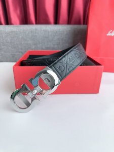特 品牌： 菲拉 新款自动进口头层小牛皮，手感细腻柔软。搭配纯钢自动精品钢扣，男士必备！宽度：3.5Cm钢自动扣皮带