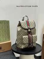 尺寸29.39Cm 酷奇Retro男款 旅行双肩包 Gucci 其实我觉得双肩包对于男生很实用，可以放电脑、放相机，去健身都可以。又找出了之前用的方巾，直接对折