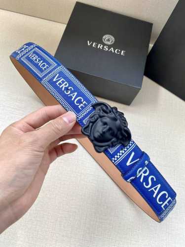 宽度4.0Cm Versace 范思哲 此款Palazzo腰带采用牛皮革面料制作，并饰有Le Pop Classique图案印花和标志性的美杜莎五金配件。