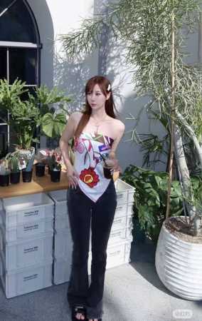 2620上新 Lv 官网同步太美了 Flower And Straps 真丝方巾以瞩目笔触彰显雅致风范 依托丝印工艺描绘 Monogram 花卉、肩带、行李牌， - 点击图像关闭