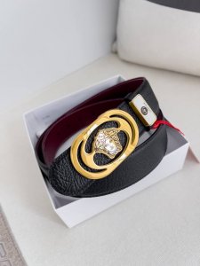 品名：Versace.范思哲原单腰带 皮带 型号：挂扣，经典人头纯钢材质扣头，头层牛皮，图片实物拍摄 材料：百分百头层牛皮，保证真皮。24K纯钢扣双面可用专柜同